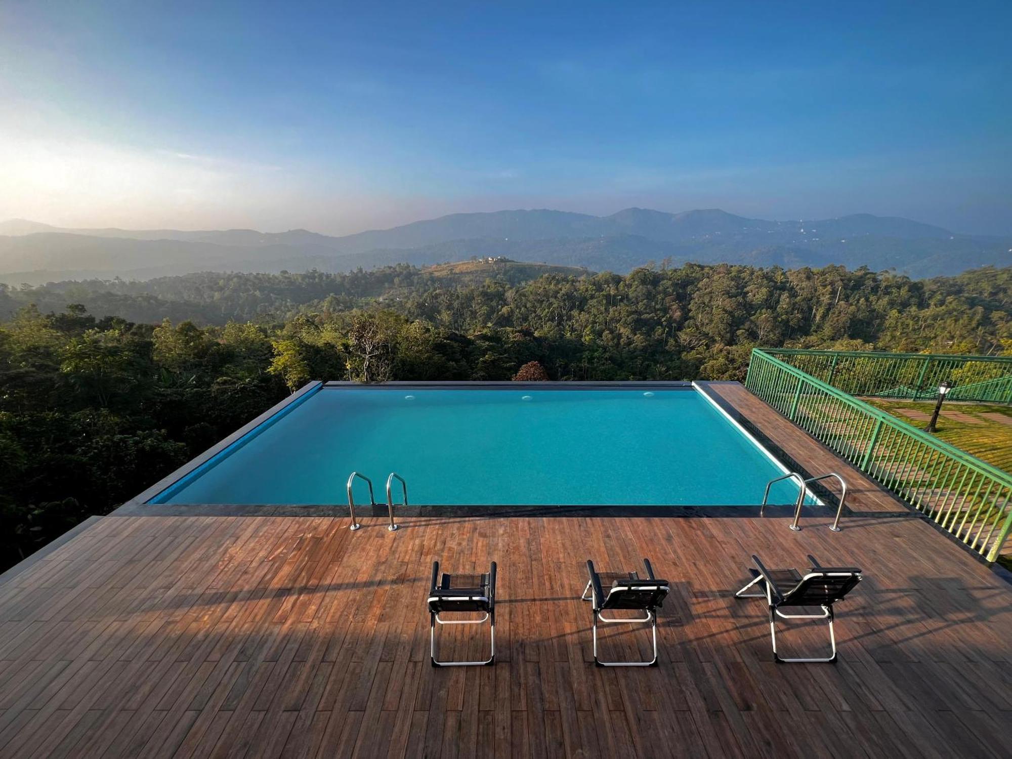 Cloudy Court Resort Idukki Esterno foto