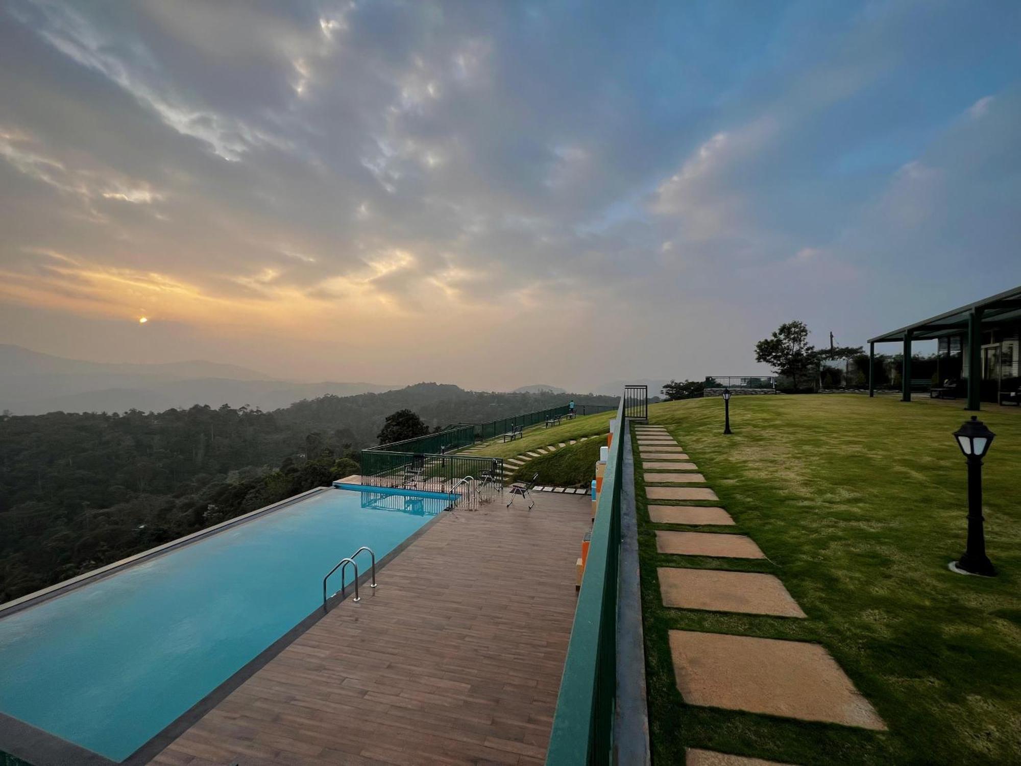 Cloudy Court Resort Idukki Esterno foto